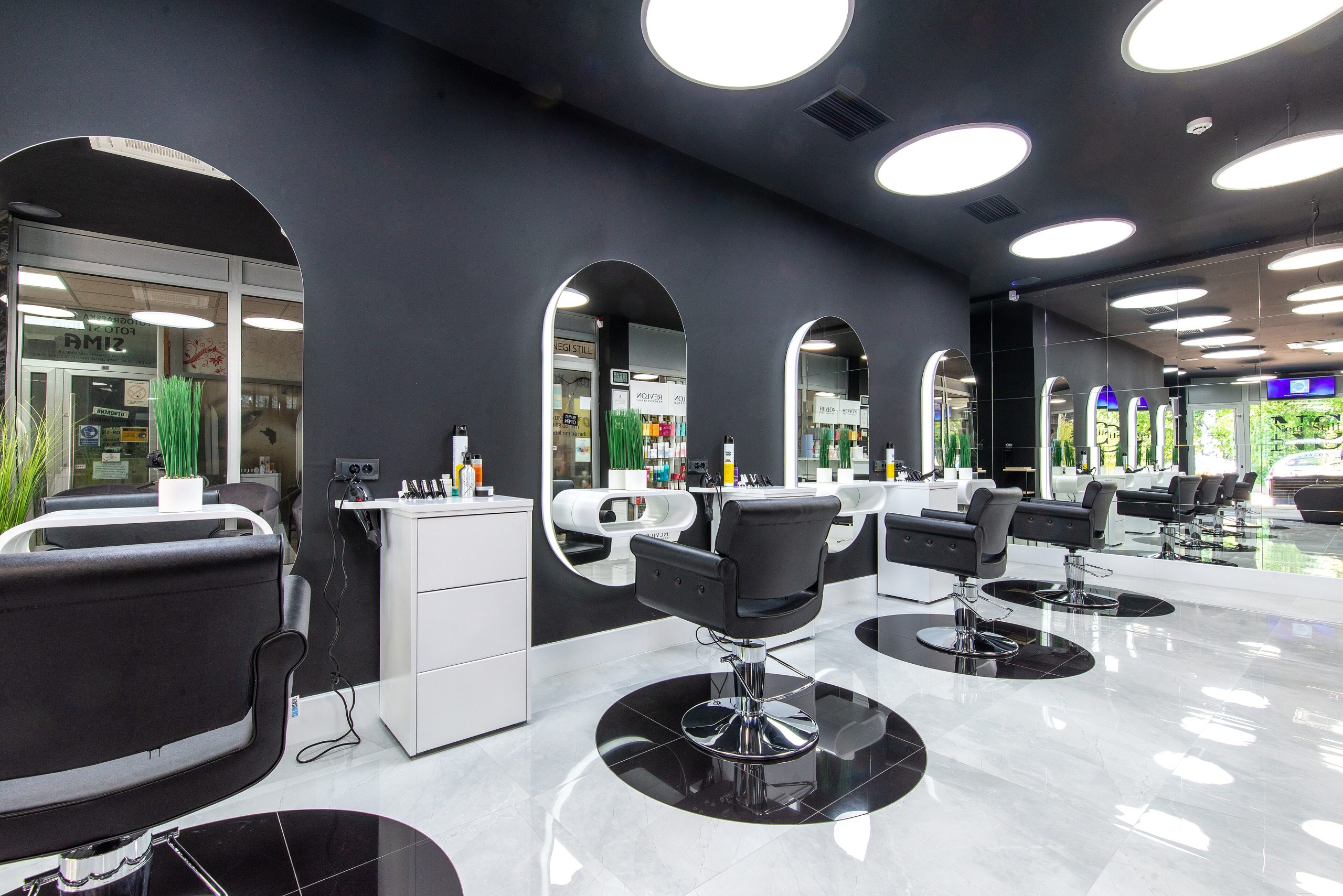 Fauteuil et miroir du poste de coiffage du salon