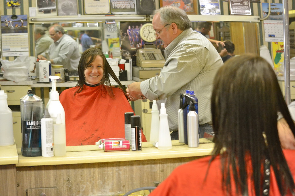Ciseaux en action : une coupe de cheveux en cours en salon